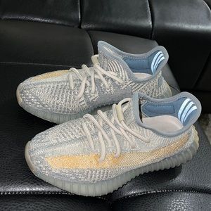 Shoes mans size 4.5 but in women can fit 6-6.5